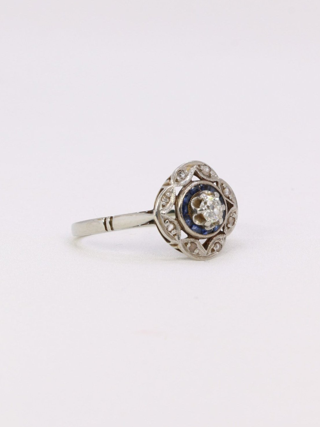 Bague Art Déco or blanc platine diamants saphirs calibrés