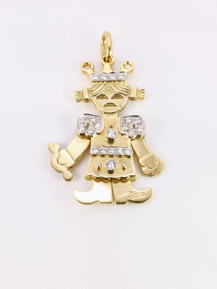 Pendentif Pomellato pantin articulé or jaune or blanc diamants
POMELLATO. Pendentif "Petite Reine" articulé en or jaune et blanc 18k figurant une petite fille couronnée sertie en partie de diamants taille brillant pour 0,5ct au total. Signé Pomellato Présence d'un poinçon 750 pour l'or 18k et du poinçon de fabricant italien (* 469 MI).
Dimensions bélière incluse et bras fermés : 5,5 x 3 cm
Poids brut : 20,59 grammes