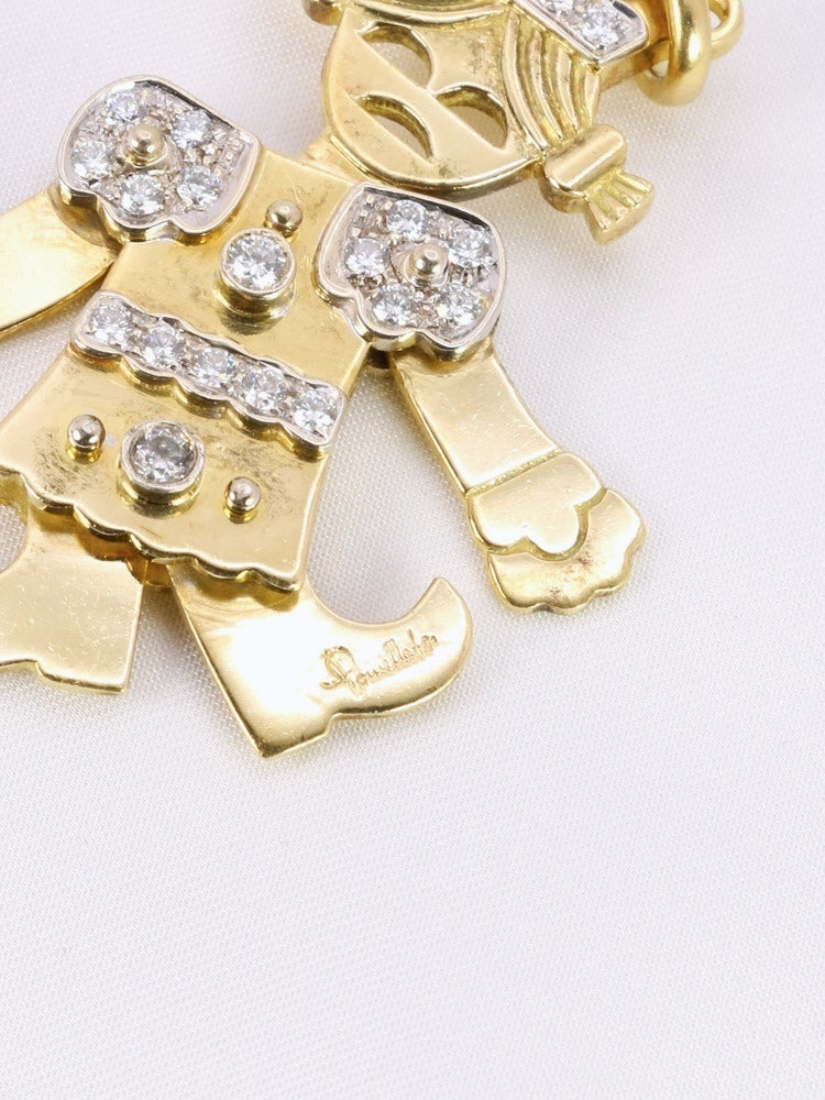 Pendentif Pomellato pantin articulé or jaune or blanc diamants
POMELLATO. Pendentif "Petite Reine" articulé en or jaune et blanc 18k figurant une petite fille couronnée sertie en partie de diamants taille brillant pour 0,5ct au total. Signé Pomellato Présence d'un poinçon 750 pour l'or 18k et du poinçon de fabricant italien (* 469 MI).
Dimensions bélière incluse et bras fermés : 5,5 x 3 cm
Poids brut : 20,59 grammes