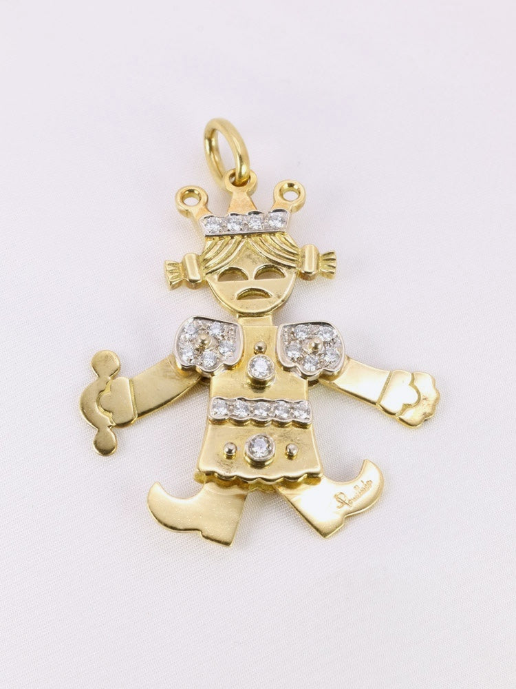 Pendentif Pomellato pantin articulé or jaune or blanc diamants
POMELLATO. Pendentif "Petite Reine" articulé en or jaune et blanc 18k figurant une petite fille couronnée sertie en partie de diamants taille brillant pour 0,5ct au total. Signé Pomellato Présence d'un poinçon 750 pour l'or 18k et du poinçon de fabricant italien (* 469 MI).
Dimensions bélière incluse et bras fermés : 5,5 x 3 cm
Poids brut : 20,59 grammes