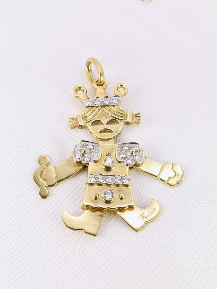 Pendentif Pomellato pantin articulé or jaune or blanc diamants
POMELLATO. Pendentif "Petite Reine" articulé en or jaune et blanc 18k figurant une petite fille couronnée sertie en partie de diamants taille brillant pour 0,5ct au total. Signé Pomellato Présence d'un poinçon 750 pour l'or 18k et du poinçon de fabricant italien (* 469 MI).
Dimensions bélière incluse et bras fermés : 5,5 x 3 cm
Poids brut : 20,59 grammes