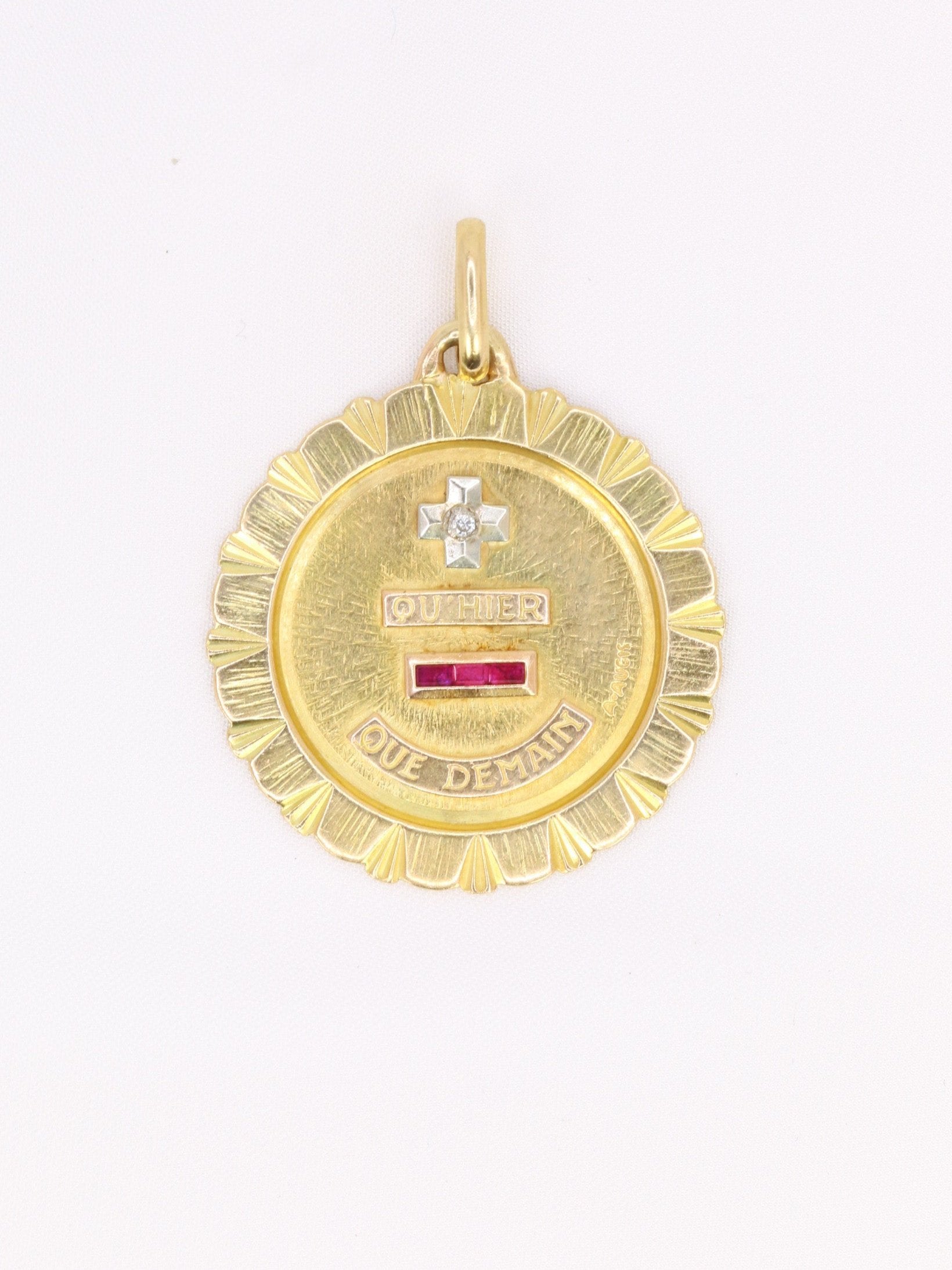 Médaille Amour Augis vintage Jumbo Plus hier moins demain or jaune diamant rubis
Médaille Amour en or jaune 18k (750°/°°). La célèbre mention Plus qu’hier Moins que demain, inspirée des vers de Rosemonde Gérard Rostand, est inscrite sur la médaille. La médaille est très importante et la typographie (barre du Q vers la gauche) ainsi que l'entourage en stries sont très rares et recherchés. Travail français de la première moitié du XXe siècle signé A.Augis. Présence du poinçon tête d’aigle et du poinçon de f