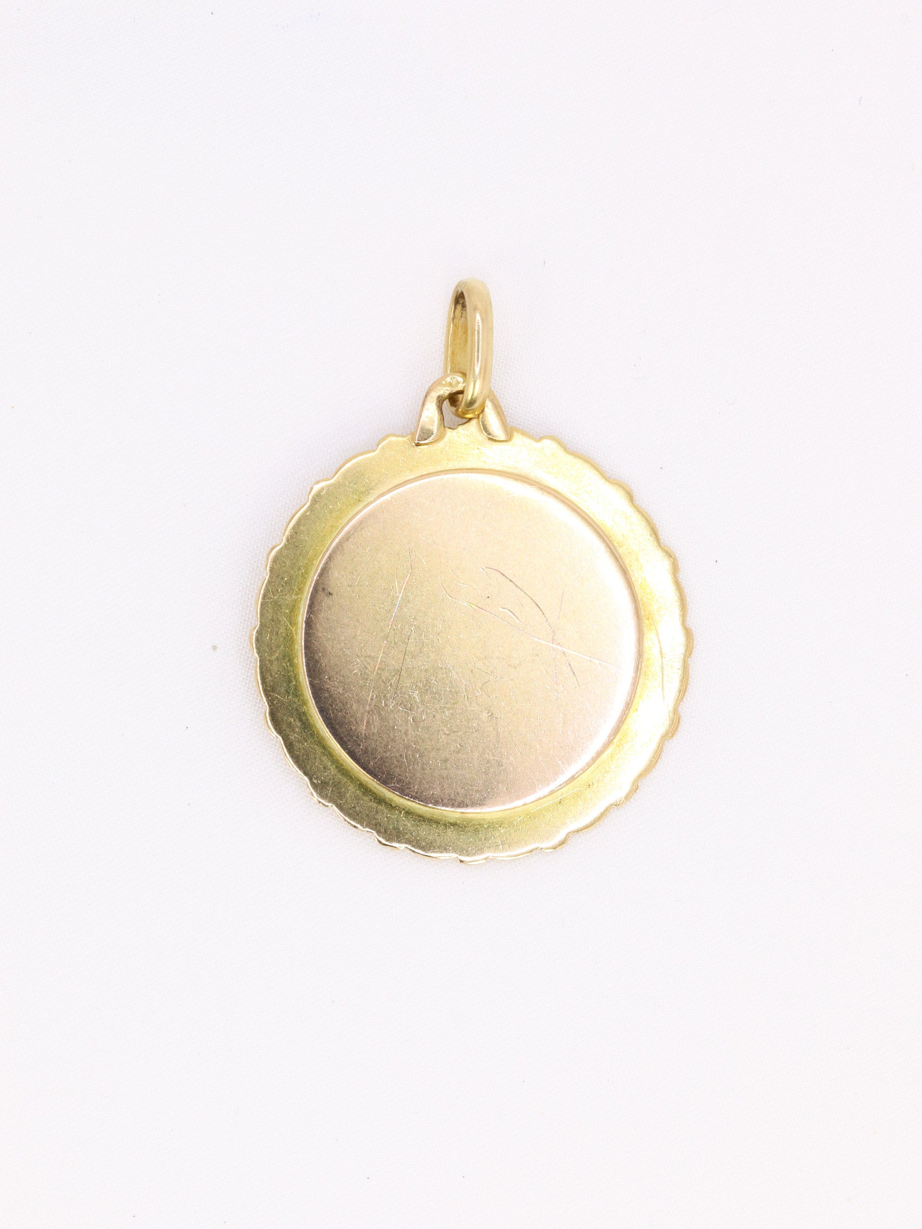 Médaille Amour Augis vintage Jumbo Plus hier moins demain or jaune diamant rubis
Médaille Amour en or jaune 18k (750°/°°). La célèbre mention Plus qu’hier Moins que demain, inspirée des vers de Rosemonde Gérard Rostand, est inscrite sur la médaille. La médaille est très importante et la typographie (barre du Q vers la gauche) ainsi que l'entourage en stries sont très rares et recherchés. Travail français de la première moitié du XXe siècle signé A.Augis. Présence du poinçon tête d’aigle et du poinçon de f