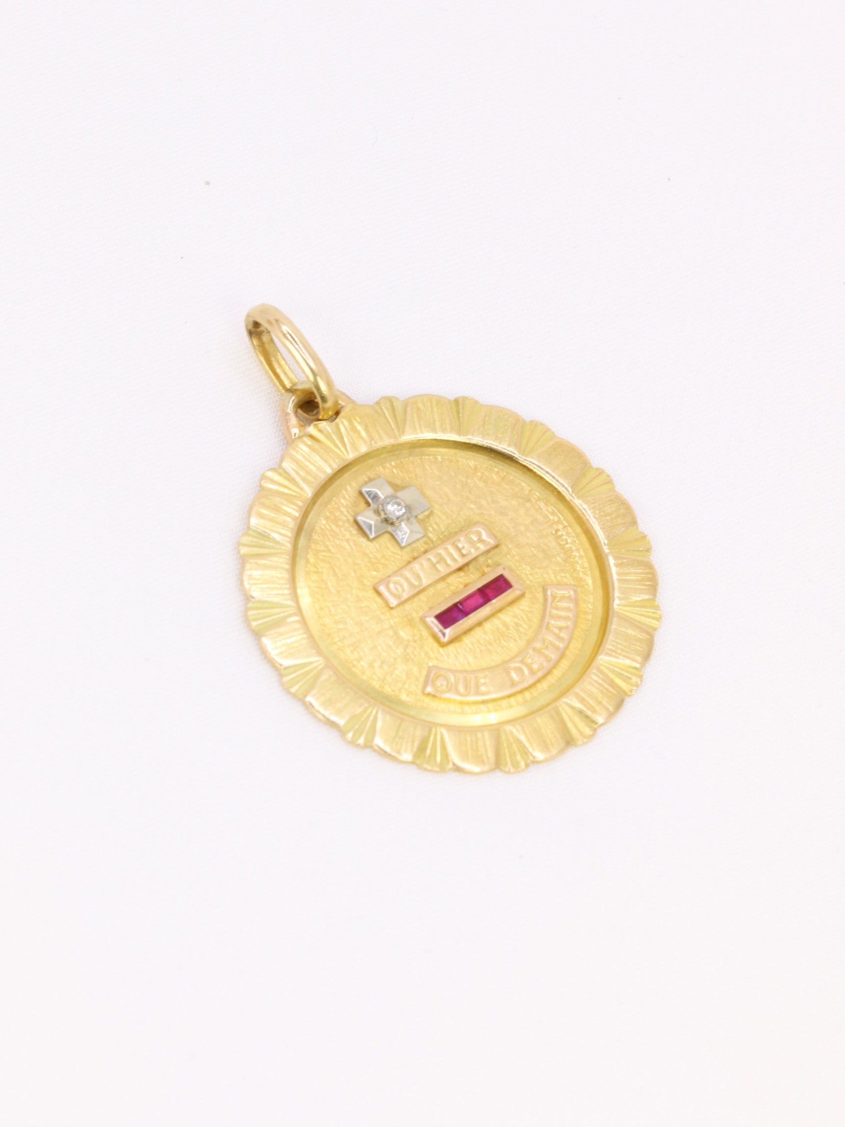 Médaille Amour Augis vintage Jumbo Plus hier moins demain or jaune diamant rubis
Médaille Amour en or jaune 18k (750°/°°). La célèbre mention Plus qu’hier Moins que demain, inspirée des vers de Rosemonde Gérard Rostand, est inscrite sur la médaille. La médaille est très importante et la typographie (barre du Q vers la gauche) ainsi que l'entourage en stries sont très rares et recherchés. Travail français de la première moitié du XXe siècle signé A.Augis. Présence du poinçon tête d’aigle et du poinçon de f