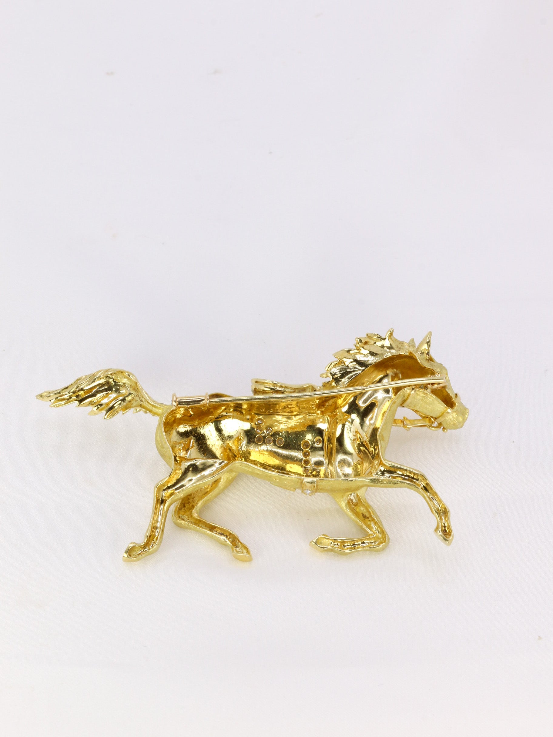Broche animalière cheval en or jaune et diamants