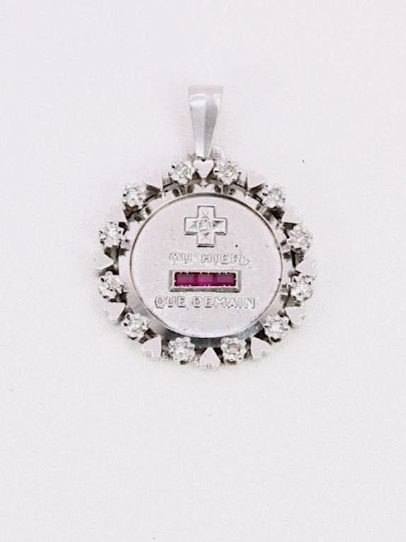 Médaille amour Augis vintage entourage coeur diamant Plus hier moins demain
Médaille amour Augis en or 18k (750°/°°) sertie de trois rubis synthétiques et d'un diamant taille 8x8 dans un entourage rayonnant. La médaille est inscrite dans un entourage composée d'une alternance de coeur et de diamants taille 8/8. La célèbre mention "Plus qu'hier moins que demain" inspirée des vers de Rosemonde Gérard Rostand est inscrite sur la médaille. Travail français vintage. Poinçon tête d'aigle et poinçon de A. A