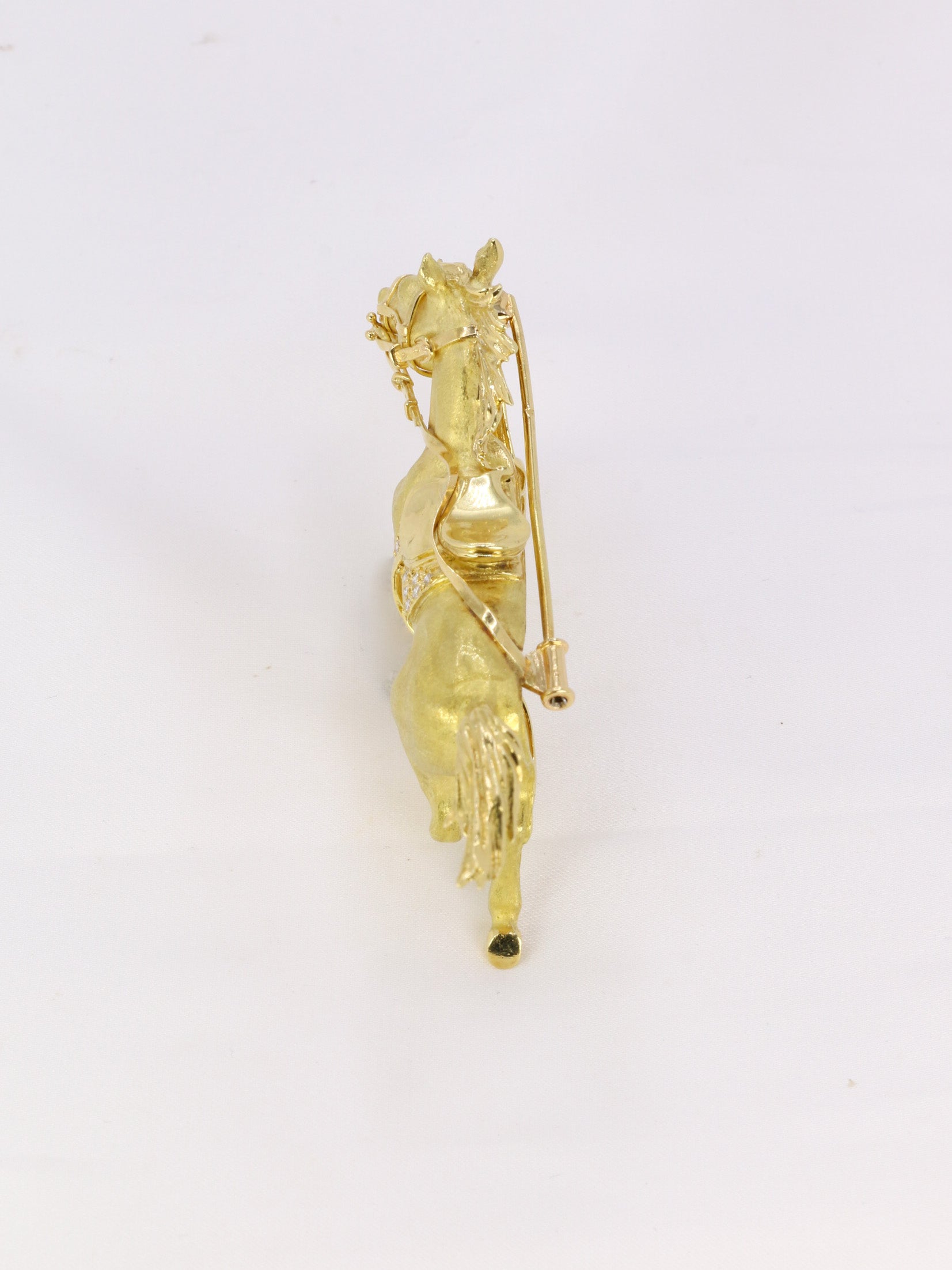 Broche animalière cheval en or jaune et diamants