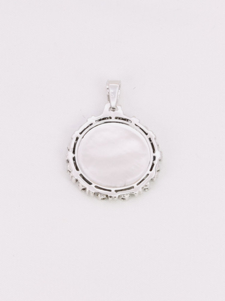 Médaille amour Augis vintage entourage coeur diamant Plus hier moins demain
Médaille amour Augis en or 18k (750°/°°) sertie de trois rubis synthétiques et d'un diamant taille 8x8 dans un entourage rayonnant. La médaille est inscrite dans un entourage composée d'une alternance de coeur et de diamants taille 8/8. La célèbre mention "Plus qu'hier moins que demain" inspirée des vers de Rosemonde Gérard Rostand est inscrite sur la médaille. Travail français vintage. Poinçon tête d'aigle et poinçon de A. A