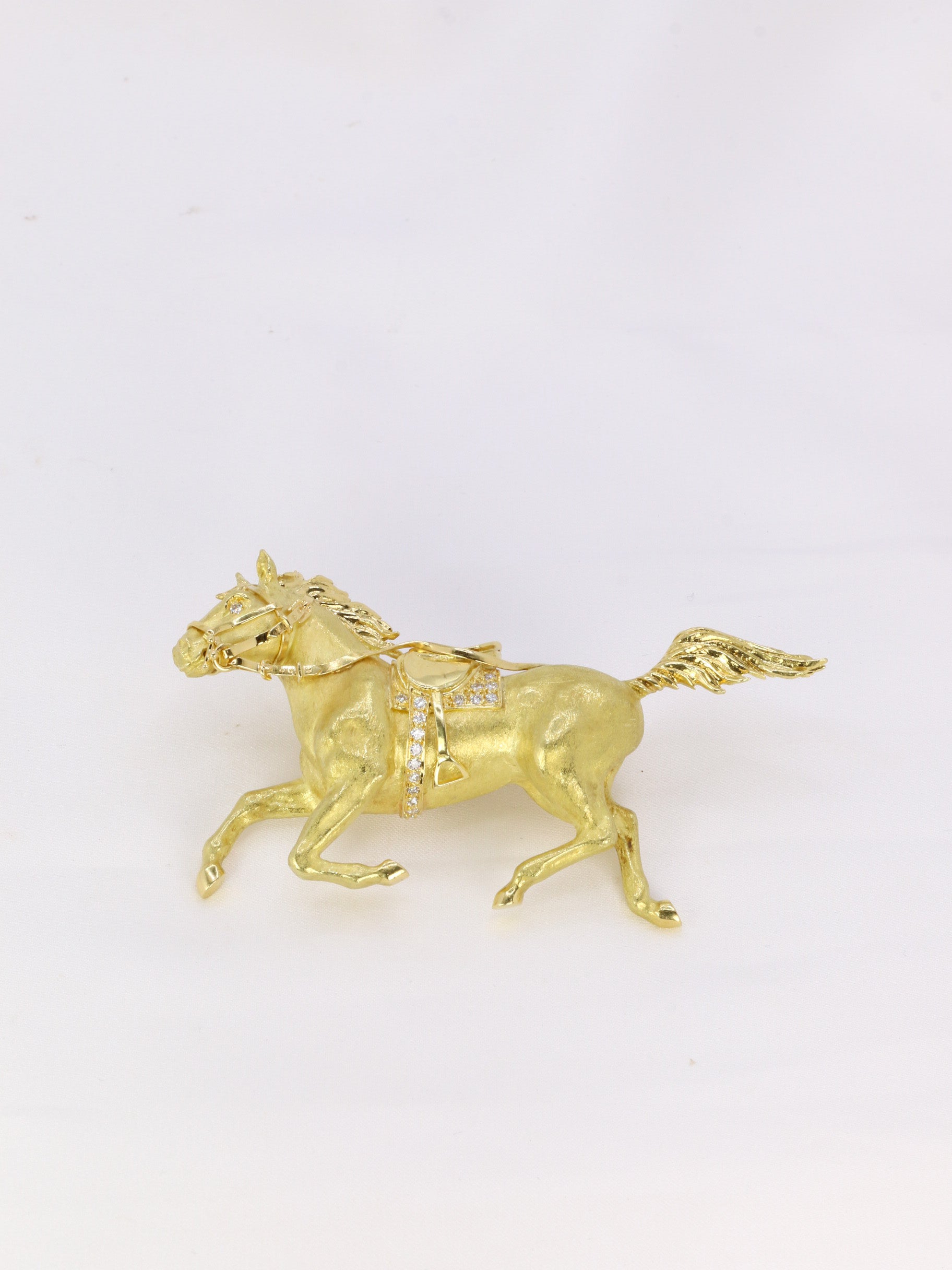 Broche animalière cheval en or jaune et diamants