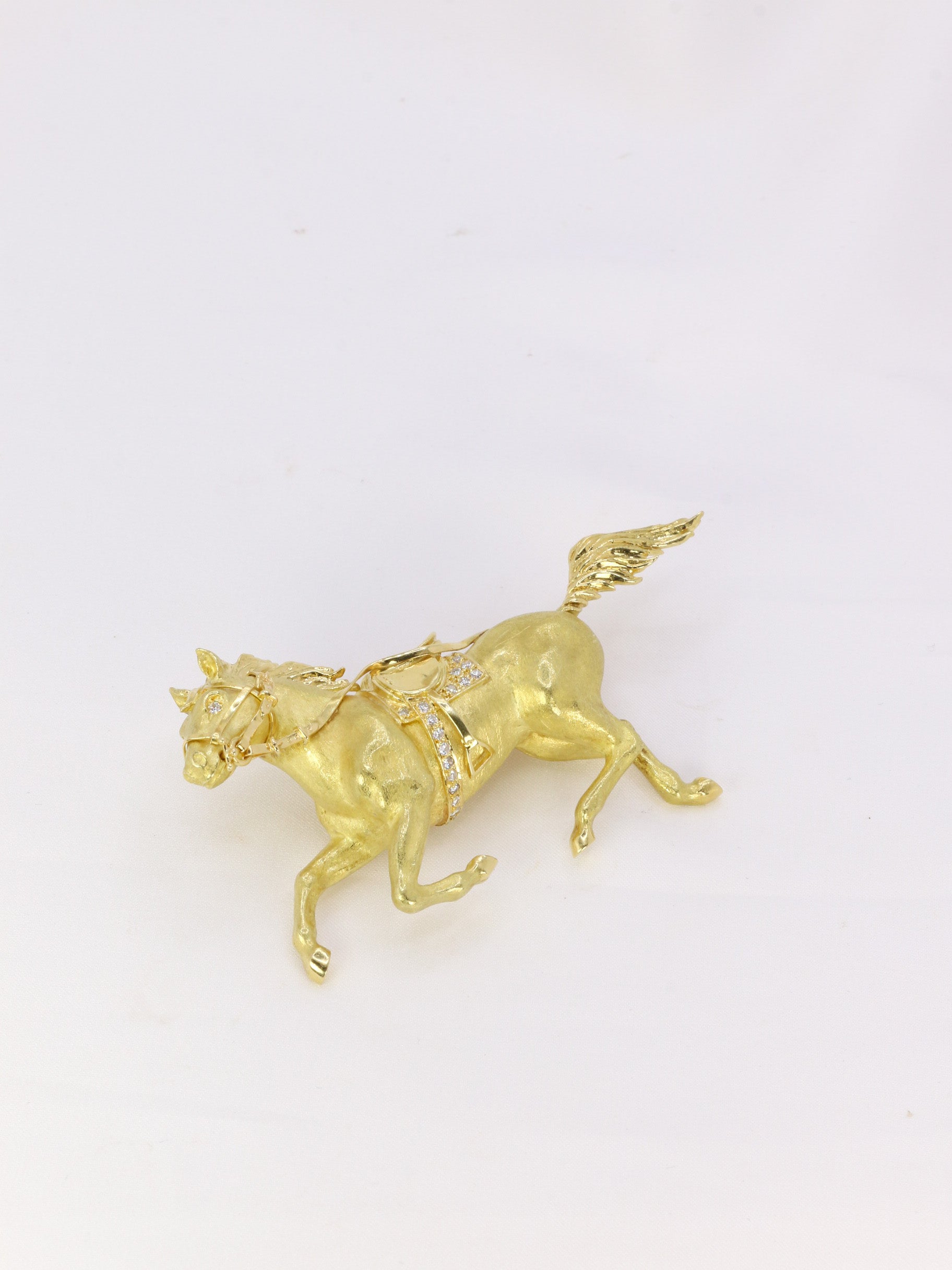Broche animalière cheval en or jaune et diamants