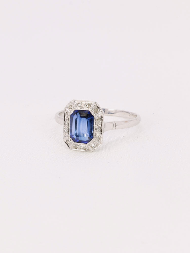 Bague vintage pierre bleue entourage diamants