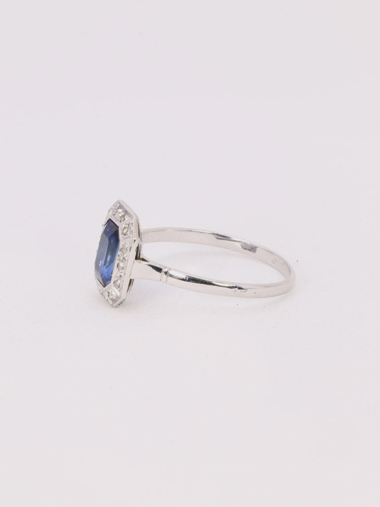 Bague vintage pierre bleue entourage diamants
