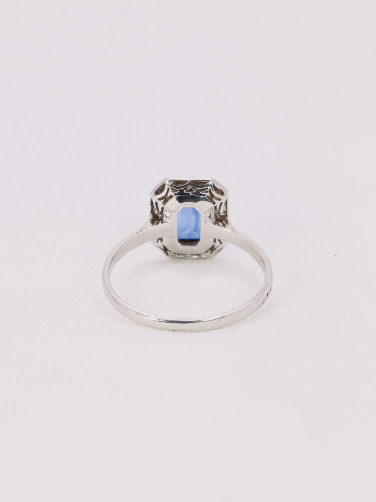 Bague vintage pierre bleue entourage diamants