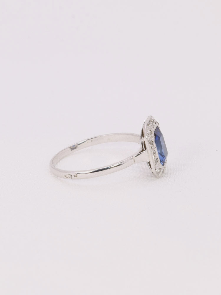Bague vintage pierre bleue entourage diamants