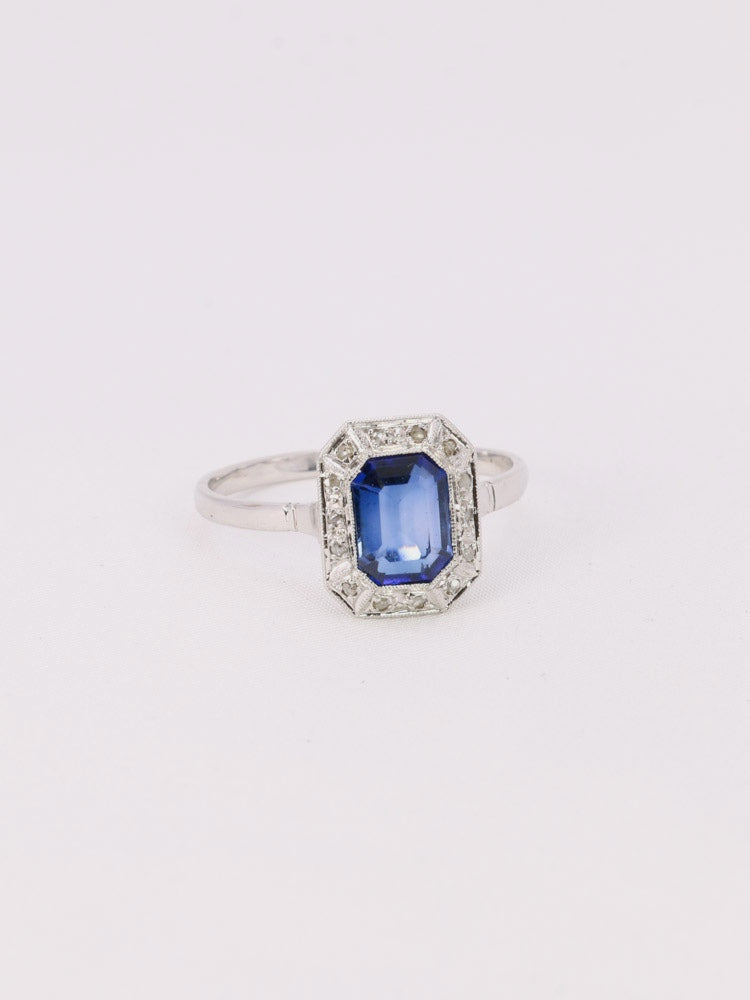 Bague vintage pierre bleue entourage diamants