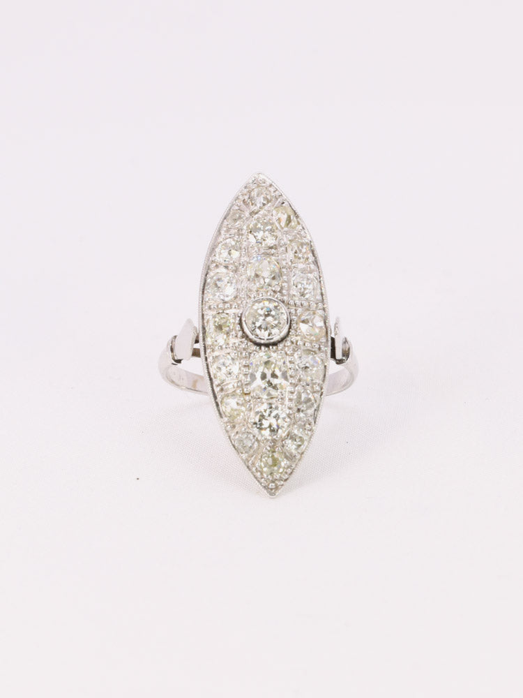 Longue bague marquise Art-Déco platine diamants Old Mine Cut
Longue bague marquise en platine sertie de diamants taille ancienne Old mine cut pour un poids total d'environ 2 carats. Le panier finement ajouré. Travail français Art-Déco. Présence du poinçon tête de chien pour le platine et trace de poinçon de fabricant.
Tour de doigt 52.5, mise à taille possible
Poids brut : 5,59 grammes