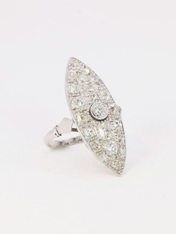 Longue bague marquise Art-Déco platine diamants Old Mine Cut
Longue bague marquise en platine sertie de diamants taille ancienne Old mine cut pour un poids total d'environ 2 carats. Le panier finement ajouré. Travail français Art-Déco. Présence du poinçon tête de chien pour le platine et trace de poinçon de fabricant.
Tour de doigt 52.5, mise à taille possible
Poids brut : 5,59 grammes