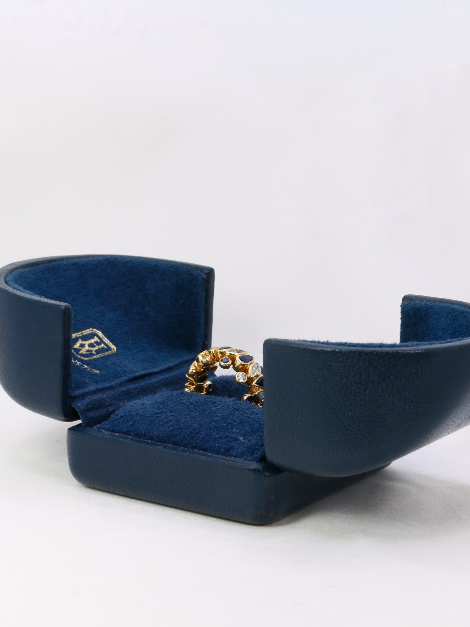 Bague vintage Harry Winston or jaune, saphirs et diamants