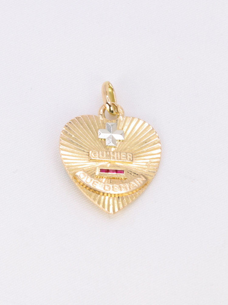 Médaille Amour Coeur or Jaune Plus hier moins demain rubis
Médaille Amour striée en or jaune 18k (750°/°°) sertie de trois rubis synthétiques. Ce modèle n'est plus disponible à la vente aujourd'hui. La célèbre mention Plus qu’hier Moins que demain, inspirée des vers de Rosemonde Gérard Rostand, est inscrite sur la médaille. Travail français des années 1970, signé A.Augis. Présence du poinçon tête d’aigle et du poinçon de fabricant sur la bélière.
Hauteur bélière incluse : 2 cm
Largeur : 1,7 cm