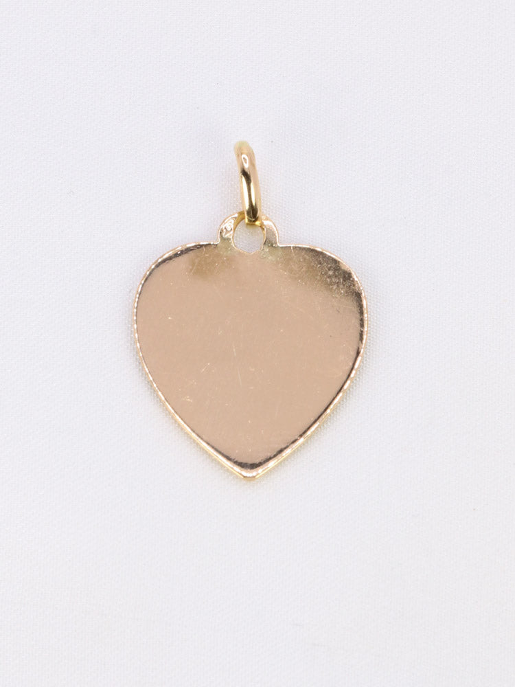 Médaille Amour Coeur or Jaune Plus hier moins demain rubis
Médaille Amour striée en or jaune 18k (750°/°°) sertie de trois rubis synthétiques. Ce modèle n'est plus disponible à la vente aujourd'hui. La célèbre mention Plus qu’hier Moins que demain, inspirée des vers de Rosemonde Gérard Rostand, est inscrite sur la médaille. Travail français des années 1970, signé A.Augis. Présence du poinçon tête d’aigle et du poinçon de fabricant sur la bélière.
Hauteur bélière incluse : 2 cm
Largeur : 1,7 cm