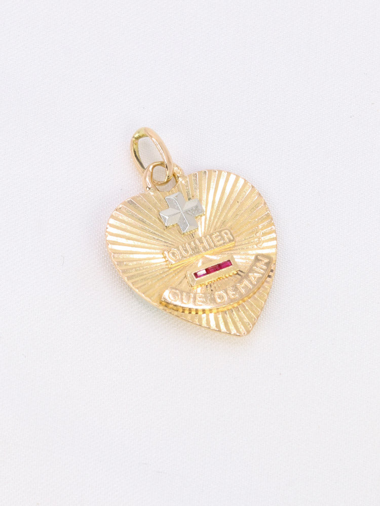 Médaille Amour Coeur or Jaune Plus hier moins demain rubis
Médaille Amour striée en or jaune 18k (750°/°°) sertie de trois rubis synthétiques. Ce modèle n'est plus disponible à la vente aujourd'hui. La célèbre mention Plus qu’hier Moins que demain, inspirée des vers de Rosemonde Gérard Rostand, est inscrite sur la médaille. Travail français des années 1970, signé A.Augis. Présence du poinçon tête d’aigle et du poinçon de fabricant sur la bélière.
Hauteur bélière incluse : 2 cm
Largeur : 1,7 cm