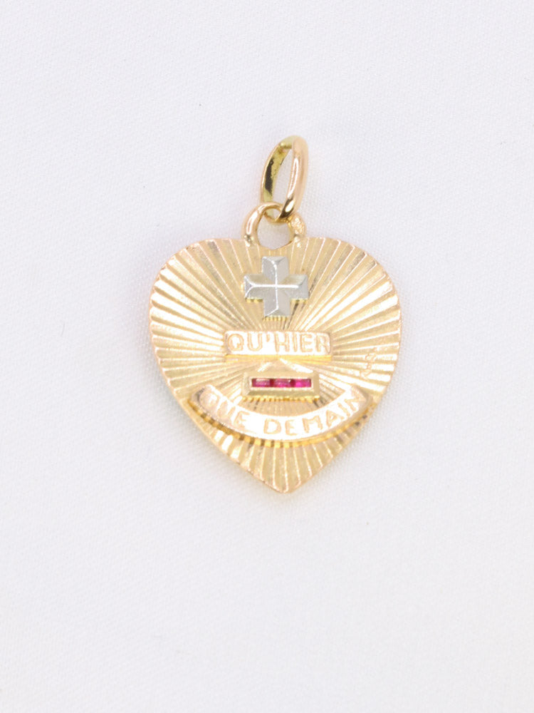Médaille Amour Coeur or Jaune Plus hier moins demain rubis
Médaille Amour striée en or jaune 18k (750°/°°) sertie de trois rubis synthétiques. Ce modèle n'est plus disponible à la vente aujourd'hui. La célèbre mention Plus qu’hier Moins que demain, inspirée des vers de Rosemonde Gérard Rostand, est inscrite sur la médaille. Travail français des années 1970, signé A.Augis. Présence du poinçon tête d’aigle et du poinçon de fabricant sur la bélière.
Hauteur bélière incluse : 2 cm
Largeur : 1,7 cm