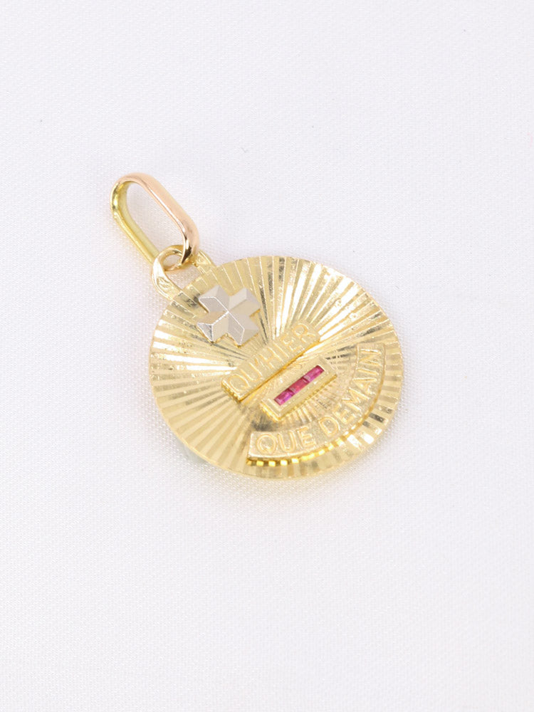 Médaille amour Augis vintage ronde rayonnante Plus hier moins demain
Médaille Amour en or jaune 18k (750°/°°) sertie de trois rubis synthétiques. La médaille est décorée d'un motif rayonnant caractéristique des productions de la Maison AUGIS des années 1970. Ce modèle n'est plus disponible à la vente aujourd'hui. La célèbre mention Plus qu’hier Moins que demain, inspirée des vers de Rosemonde Gérard Rostand, est inscrite sur la médaille. Travail français des années 1970, signé Augis. Présence du poin