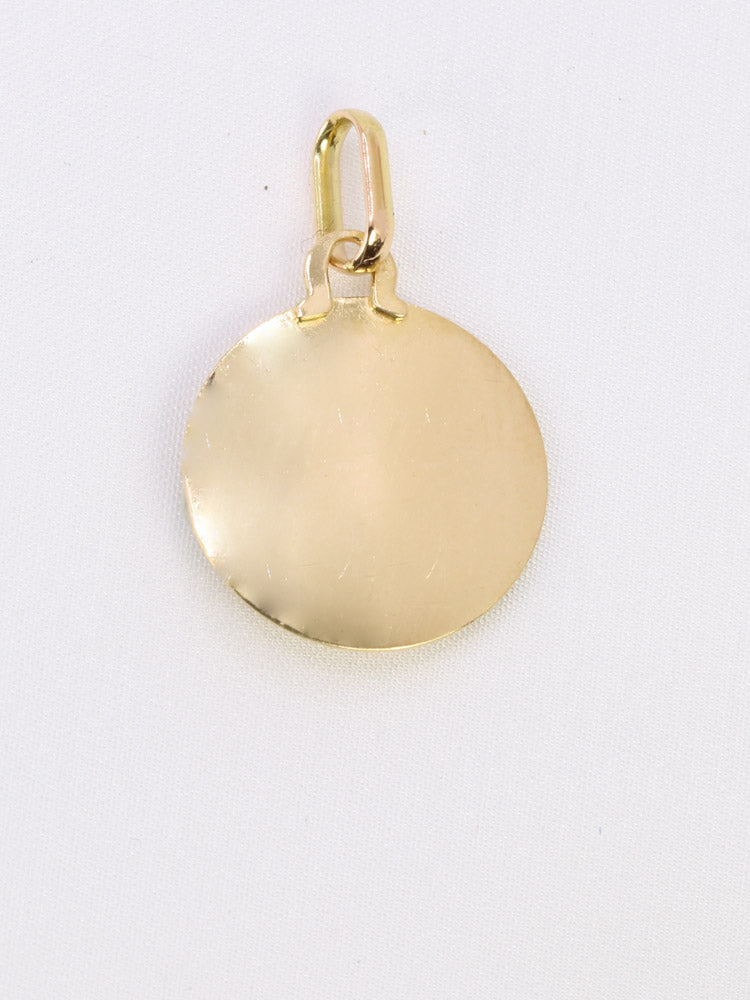 Médaille amour Augis vintage ronde rayonnante Plus hier moins demain
Médaille Amour en or jaune 18k (750°/°°) sertie de trois rubis synthétiques. La médaille est décorée d'un motif rayonnant caractéristique des productions de la Maison AUGIS des années 1970. Ce modèle n'est plus disponible à la vente aujourd'hui. La célèbre mention Plus qu’hier Moins que demain, inspirée des vers de Rosemonde Gérard Rostand, est inscrite sur la médaille. Travail français des années 1970, signé Augis. Présence du poin