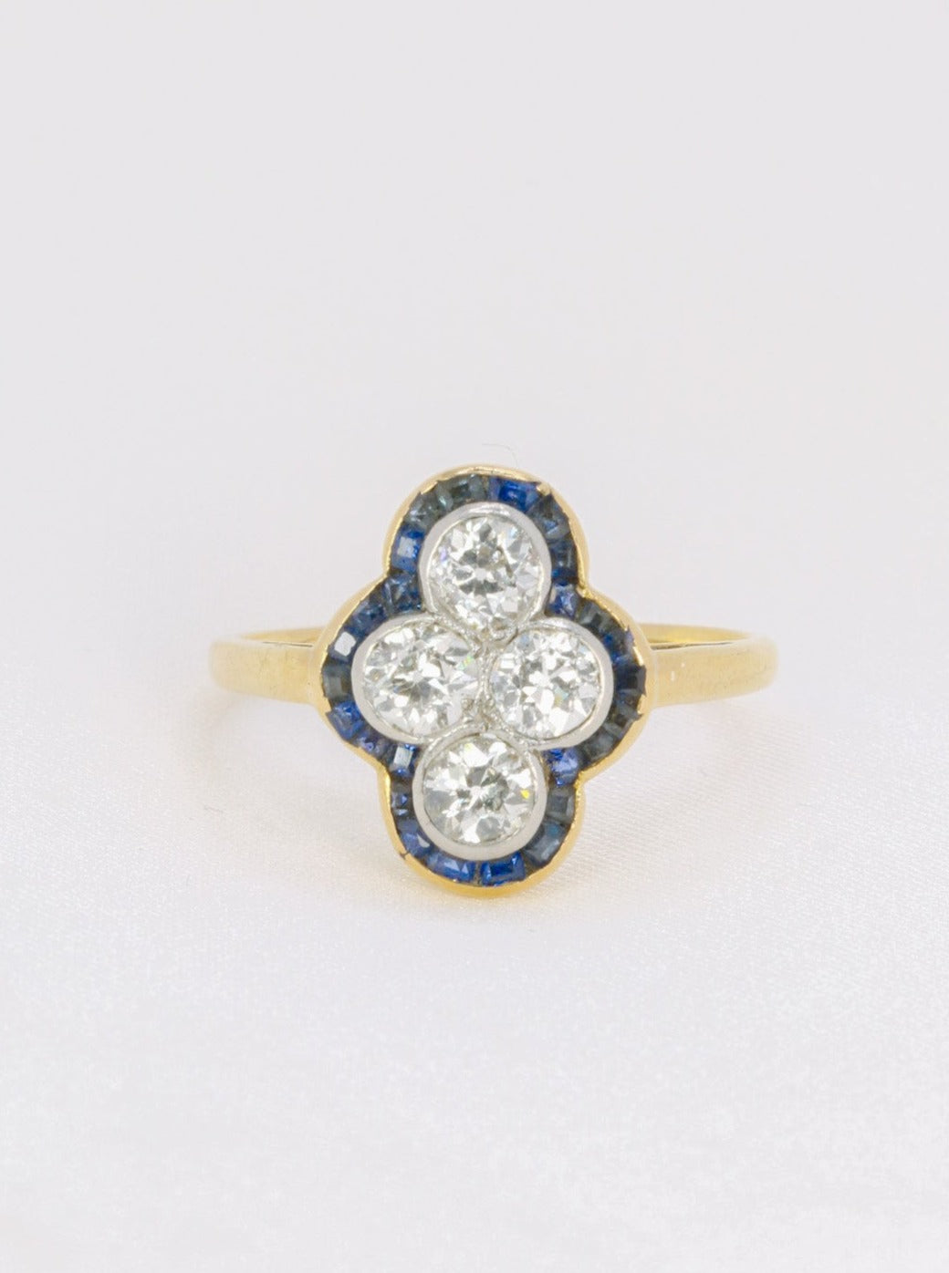 Bague Art Déco or diamants saphirs calibrés