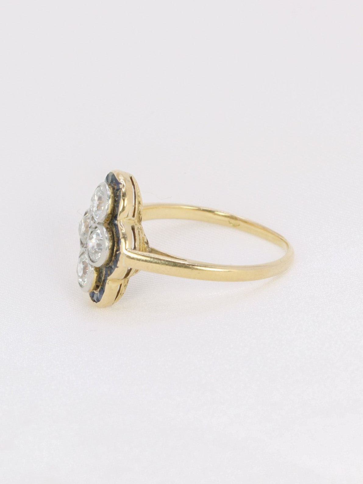 Bague Art Déco or diamants saphirs calibrés