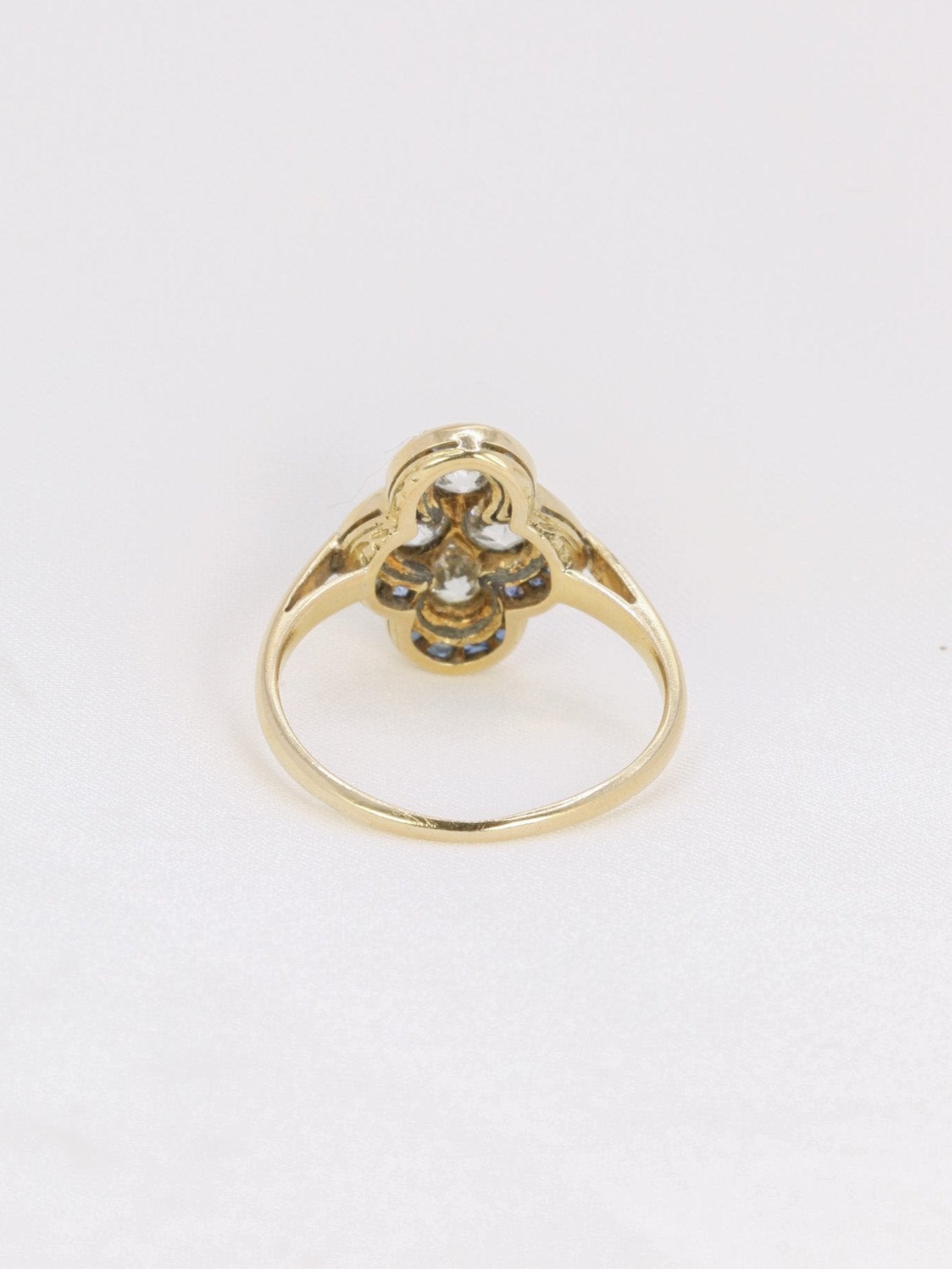Bague Art Déco or diamants saphirs calibrés