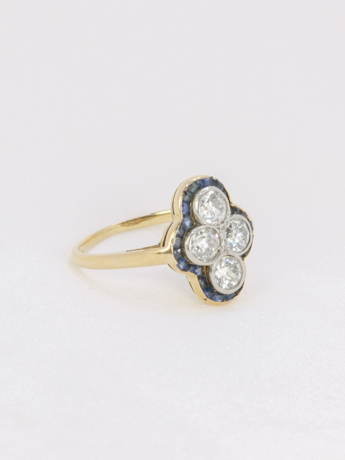 Bague Art Déco or diamants saphirs calibrés