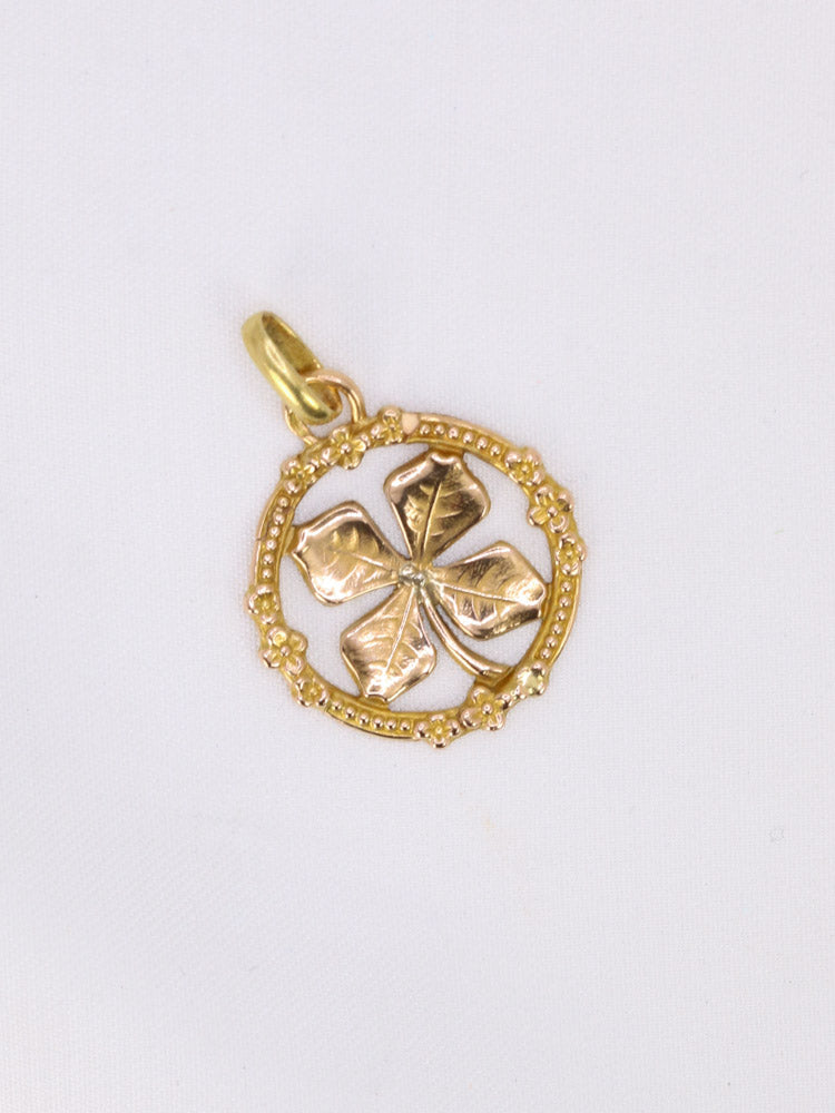 Pendentif vintage porte bonheur or jaune
Pendentif rond en or 18k (750°/°°) figurant un trèfle à quatre feuilles dans un fond ajouré dans un entourage décoré de petites fleurs. Travail français dans le goût de l’Art Nouveau. Présence du poinçon tête d’aigle pour l’or 18 carats. On signale une légère déformation au dos n’altérant pas l’aspect du bijou.
Hauteur bélière incluse : 2,2 cm
Diamètre : 1,5 cm
Poids net : 0,86 grammes