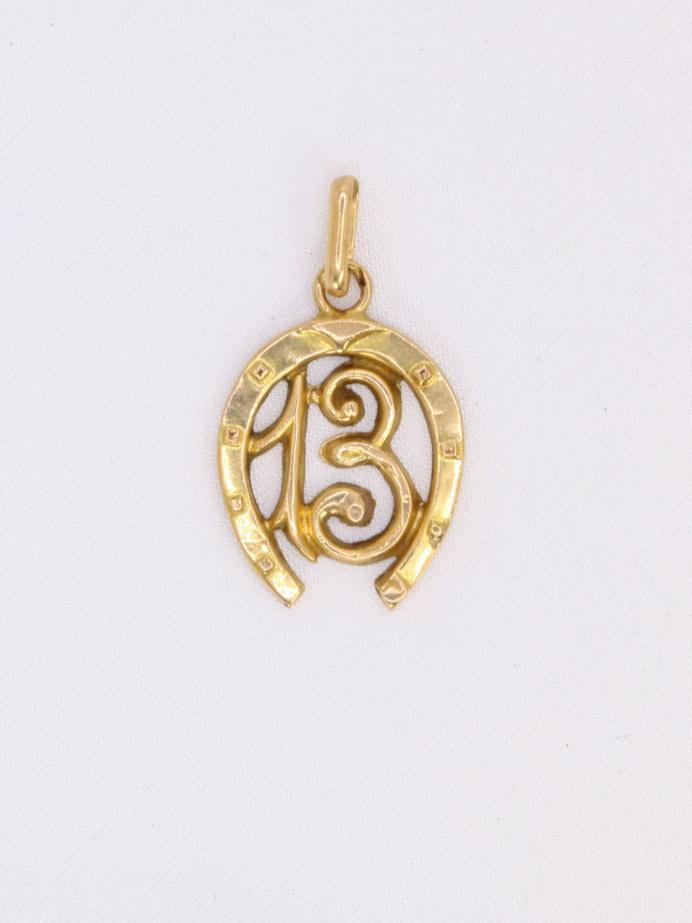 Médaille vintage chiffre 13 fer à cheval or jaune
Médaille 13 en or 18k (750°/°°). Le chiffre 13 est inscrit dans un fer à cheval. Travail français vintage. Poinçon tête d’aigle pour l’or 18 carats et traces de poinçon de fabricant.
Poids net : 0,62 gramme
Largeur : 1,3 cm
Hauteur bélière incluse : 2,3 cm