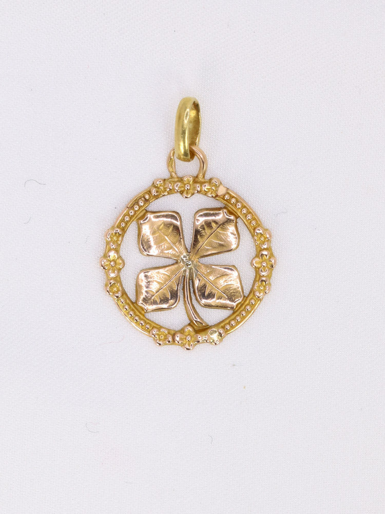Pendentif vintage porte bonheur or jaune
Pendentif rond en or 18k (750°/°°) figurant un trèfle à quatre feuilles dans un fond ajouré dans un entourage décoré de petites fleurs. Travail français dans le goût de l’Art Nouveau. Présence du poinçon tête d’aigle pour l’or 18 carats. On signale une légère déformation au dos n’altérant pas l’aspect du bijou.
Hauteur bélière incluse : 2,2 cm
Diamètre : 1,5 cm
Poids net : 0,86 grammes