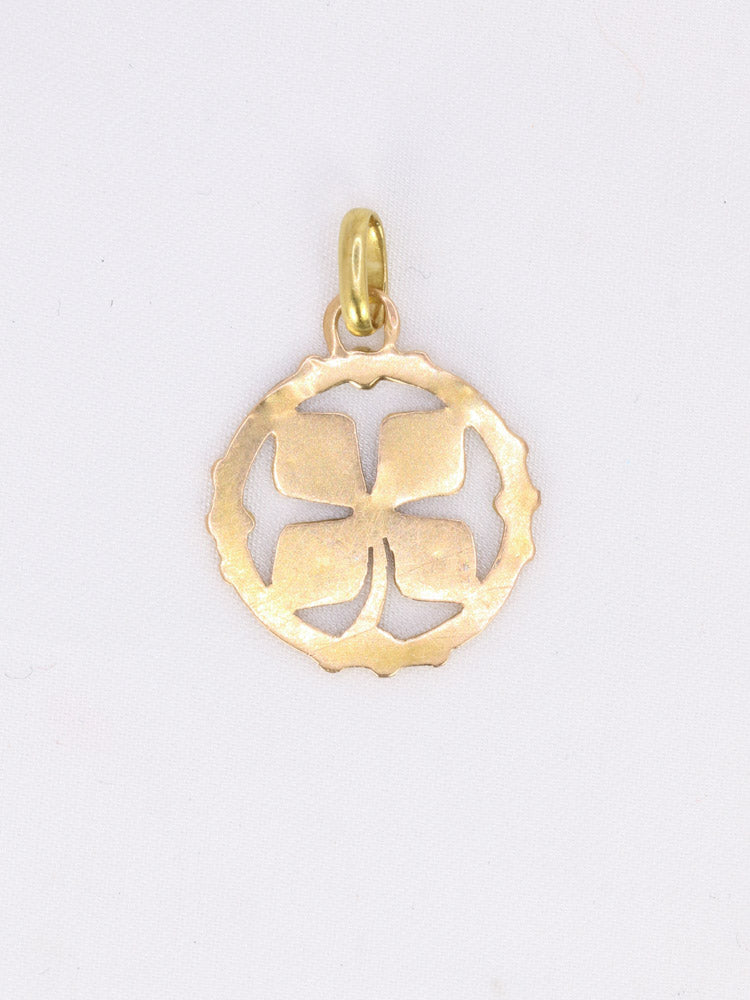 Pendentif vintage porte bonheur or jaune
Pendentif rond en or 18k (750°/°°) figurant un trèfle à quatre feuilles dans un fond ajouré dans un entourage décoré de petites fleurs. Travail français dans le goût de l’Art Nouveau. Présence du poinçon tête d’aigle pour l’or 18 carats. On signale une légère déformation au dos n’altérant pas l’aspect du bijou.
Hauteur bélière incluse : 2,2 cm
Diamètre : 1,5 cm
Poids net : 0,86 grammes