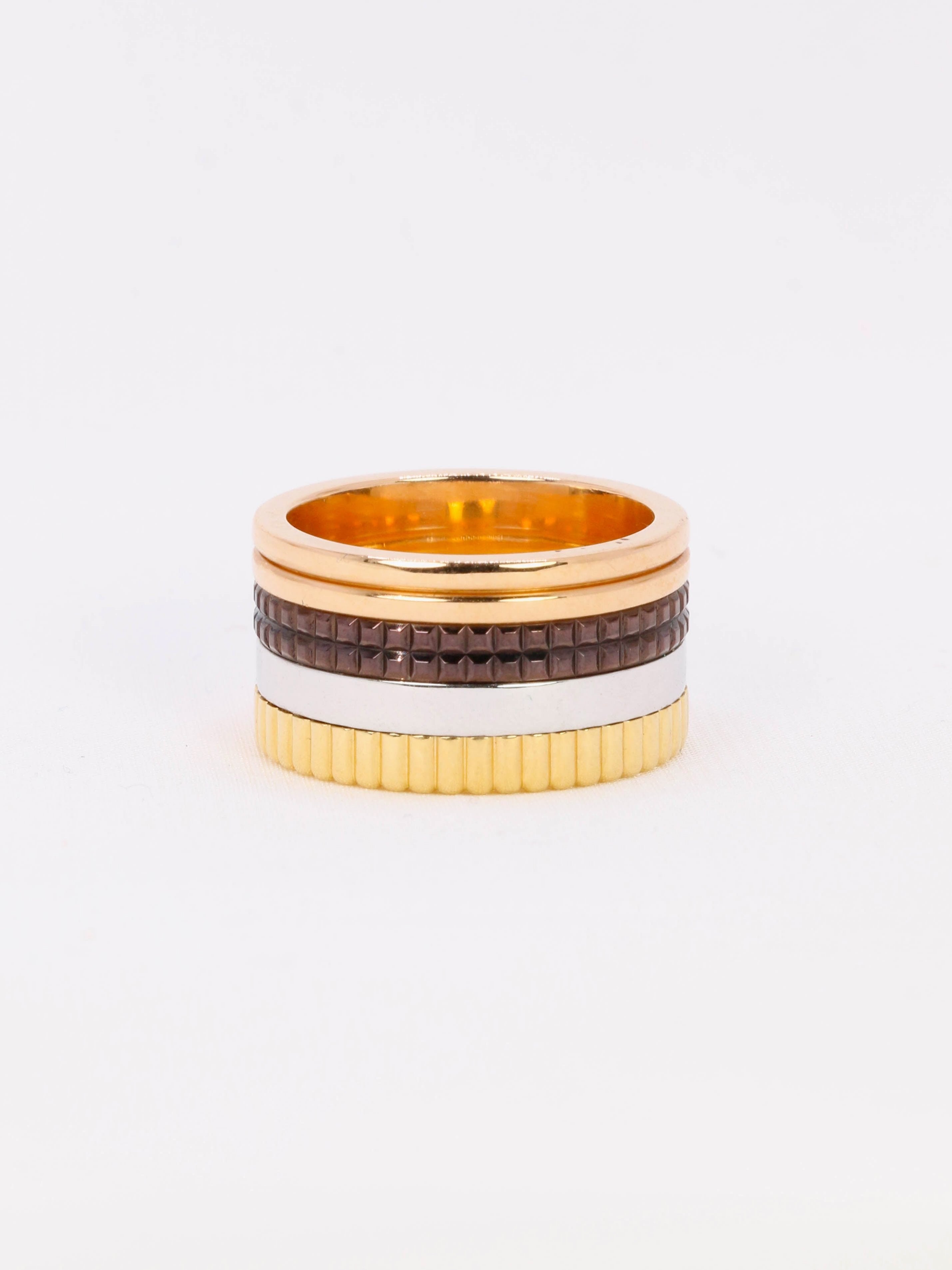 Bague Boucheron Quatre Classique Large 3 ors PVD marron
Bague Boucheron en or jaune blanc et rose 18k (750°/°°) et PVD marron, modèle Quatre Classique Large. Signé Boucheron, numéroté et poinçonné OR 750 pour l’or 18 carats. Prix de vente boutique 5900€.
Tour de doigt 54
Poids brut : 19,13 grammes