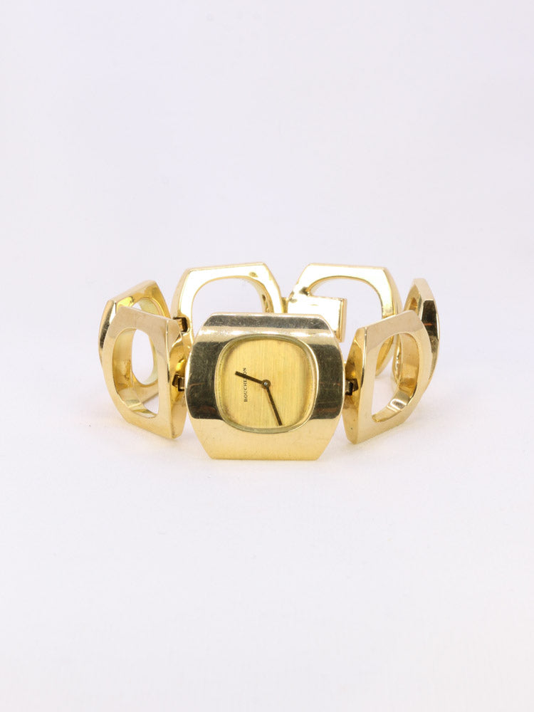 Montre vintage Boucheron or jaune maillons carrés
BOUCHERON - Montre en or 18k (750°/°°) composée de maillons carrés aux bords arrondis. Mouvement mécanique à remontage manuel 17 Rubis Ulysse Nardin 645 N4. Cadran doré signé Boucheron et aiguilles dorées. Boitier carré signé Boucheron Paris et numéroté. Verre légèrement endommagé en haut. Travail français vintage. Présence du poinçon tête d’aigle pour l’or 18 carats et du poinçon de fabricant (CF).
Longueur du bracelet : 15,8 cm, à noter la présence de de