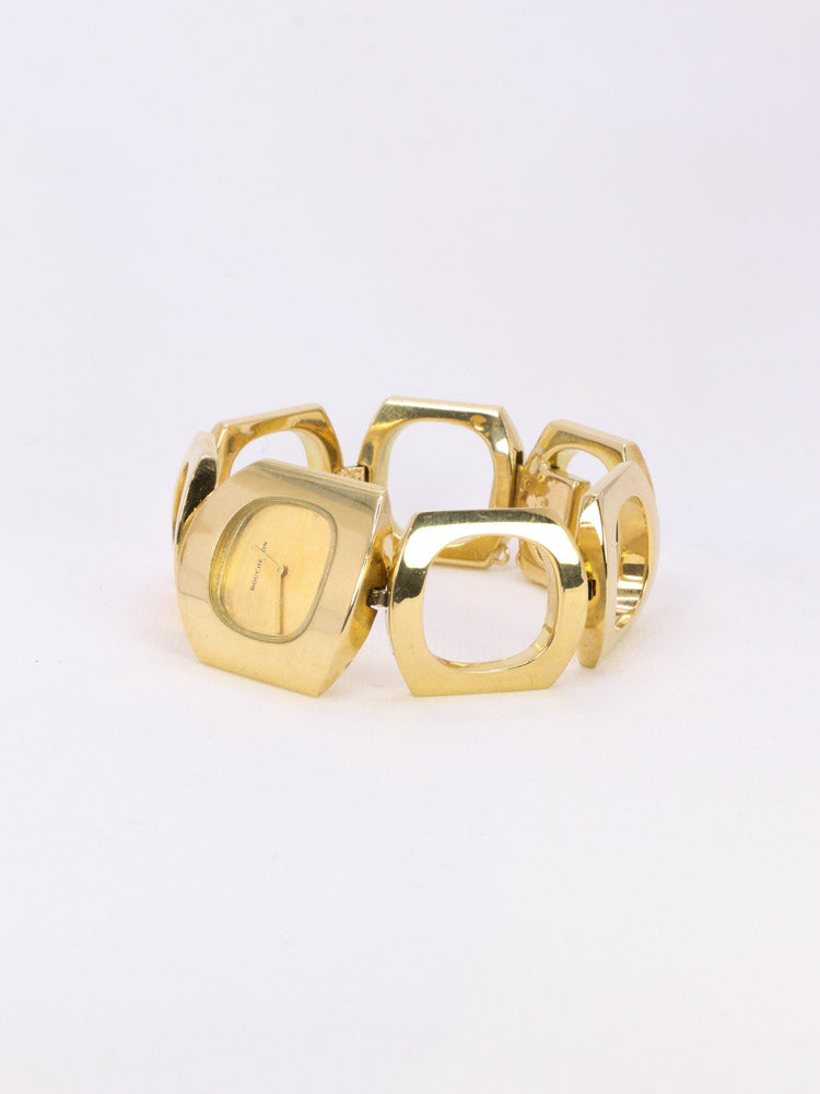 Montre vintage Boucheron or jaune maillons carrés
BOUCHERON - Montre en or 18k (750°/°°) composée de maillons carrés aux bords arrondis. Mouvement mécanique à remontage manuel 17 Rubis Ulysse Nardin 645 N4. Cadran doré signé Boucheron et aiguilles dorées. Boitier carré signé Boucheron Paris et numéroté. Verre légèrement endommagé en haut. Travail français vintage. Présence du poinçon tête d’aigle pour l’or 18 carats et du poinçon de fabricant (CF).
Longueur du bracelet : 15,8 cm, à noter la présence de de