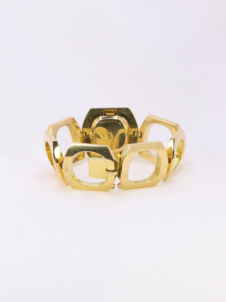 Montre vintage Boucheron or jaune maillons carrés
BOUCHERON - Montre en or 18k (750°/°°) composée de maillons carrés aux bords arrondis. Mouvement mécanique à remontage manuel 17 Rubis Ulysse Nardin 645 N4. Cadran doré signé Boucheron et aiguilles dorées. Boitier carré signé Boucheron Paris et numéroté. Verre légèrement endommagé en haut. Travail français vintage. Présence du poinçon tête d’aigle pour l’or 18 carats et du poinçon de fabricant (CF).
Longueur du bracelet : 15,8 cm, à noter la présence de de