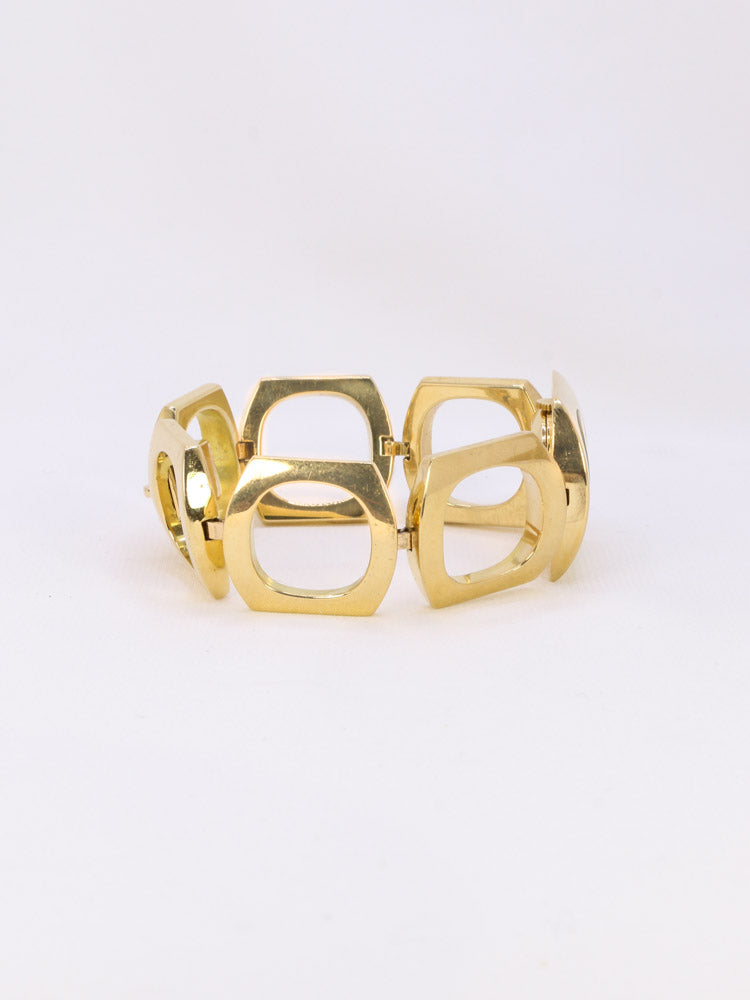 Montre vintage Boucheron or jaune maillons carrés
BOUCHERON - Montre en or 18k (750°/°°) composée de maillons carrés aux bords arrondis. Mouvement mécanique à remontage manuel 17 Rubis Ulysse Nardin 645 N4. Cadran doré signé Boucheron et aiguilles dorées. Boitier carré signé Boucheron Paris et numéroté. Verre légèrement endommagé en haut. Travail français vintage. Présence du poinçon tête d’aigle pour l’or 18 carats et du poinçon de fabricant (CF).
Longueur du bracelet : 15,8 cm, à noter la présence de de