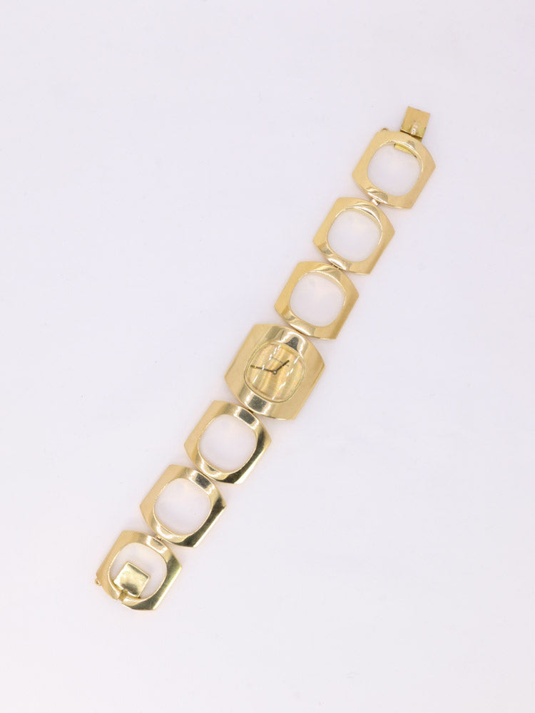Montre vintage Boucheron or jaune maillons carrés
BOUCHERON - Montre en or 18k (750°/°°) composée de maillons carrés aux bords arrondis. Mouvement mécanique à remontage manuel 17 Rubis Ulysse Nardin 645 N4. Cadran doré signé Boucheron et aiguilles dorées. Boitier carré signé Boucheron Paris et numéroté. Verre légèrement endommagé en haut. Travail français vintage. Présence du poinçon tête d’aigle pour l’or 18 carats et du poinçon de fabricant (CF).
Longueur du bracelet : 15,8 cm, à noter la présence de de