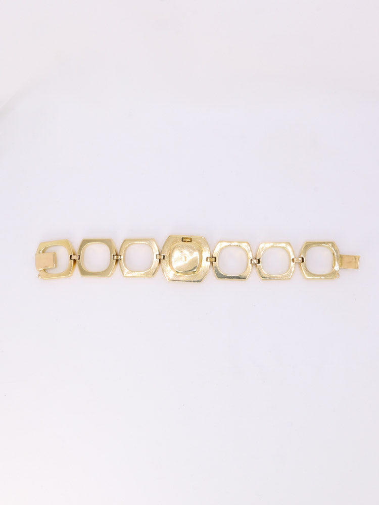 Montre vintage Boucheron or jaune maillons carrés
BOUCHERON - Montre en or 18k (750°/°°) composée de maillons carrés aux bords arrondis. Mouvement mécanique à remontage manuel 17 Rubis Ulysse Nardin 645 N4. Cadran doré signé Boucheron et aiguilles dorées. Boitier carré signé Boucheron Paris et numéroté. Verre légèrement endommagé en haut. Travail français vintage. Présence du poinçon tête d’aigle pour l’or 18 carats et du poinçon de fabricant (CF).
Longueur du bracelet : 15,8 cm, à noter la présence de de