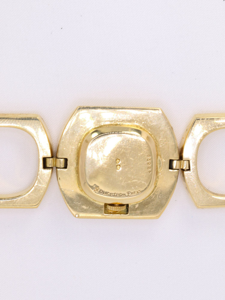 Montre vintage Boucheron or jaune maillons carrés
BOUCHERON - Montre en or 18k (750°/°°) composée de maillons carrés aux bords arrondis. Mouvement mécanique à remontage manuel 17 Rubis Ulysse Nardin 645 N4. Cadran doré signé Boucheron et aiguilles dorées. Boitier carré signé Boucheron Paris et numéroté. Verre légèrement endommagé en haut. Travail français vintage. Présence du poinçon tête d’aigle pour l’or 18 carats et du poinçon de fabricant (CF).
Longueur du bracelet : 15,8 cm, à noter la présence de de