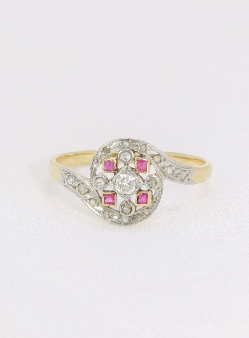 Bague tourbillon en or, diamants et rubis