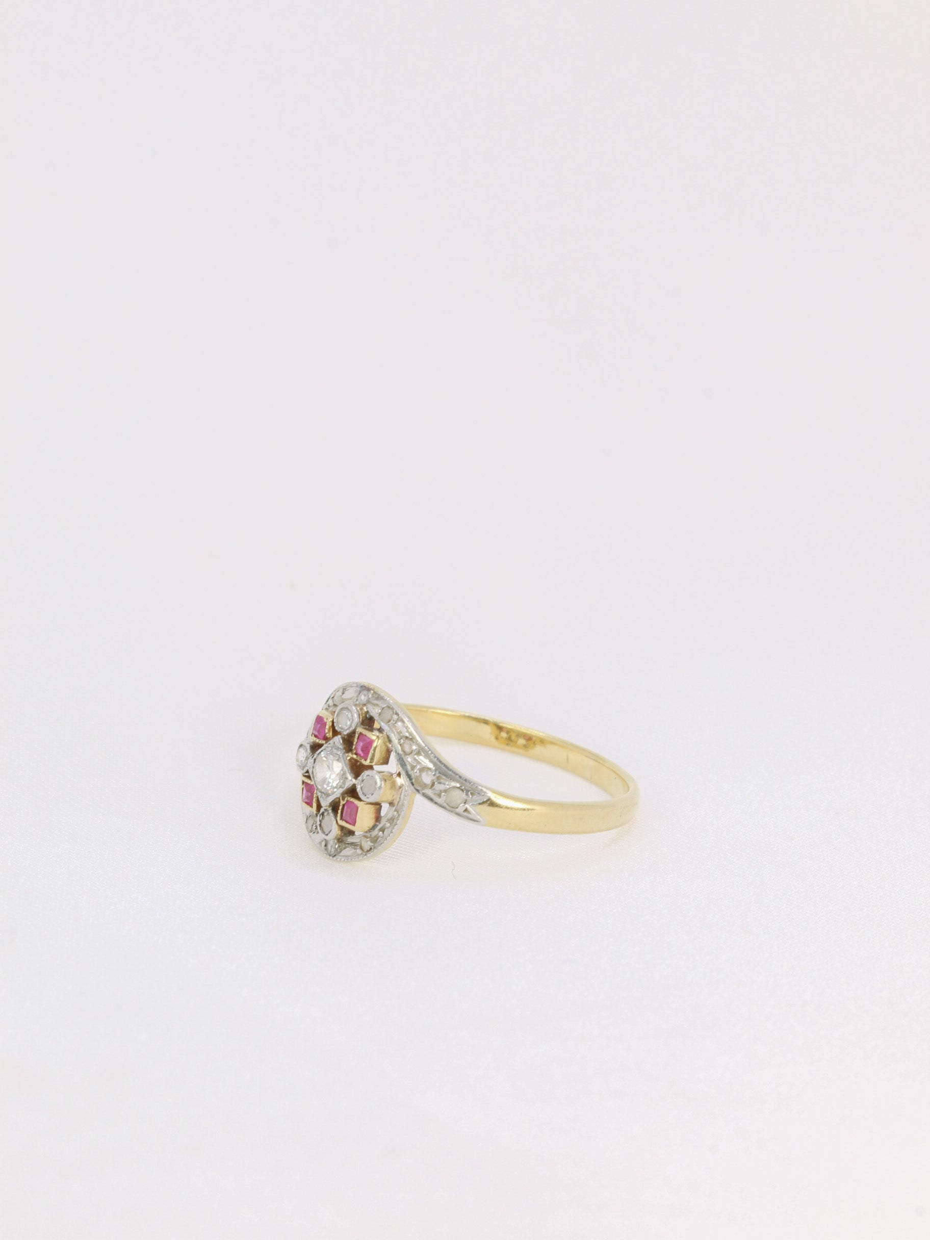 Bague tourbillon en or, diamants et rubis