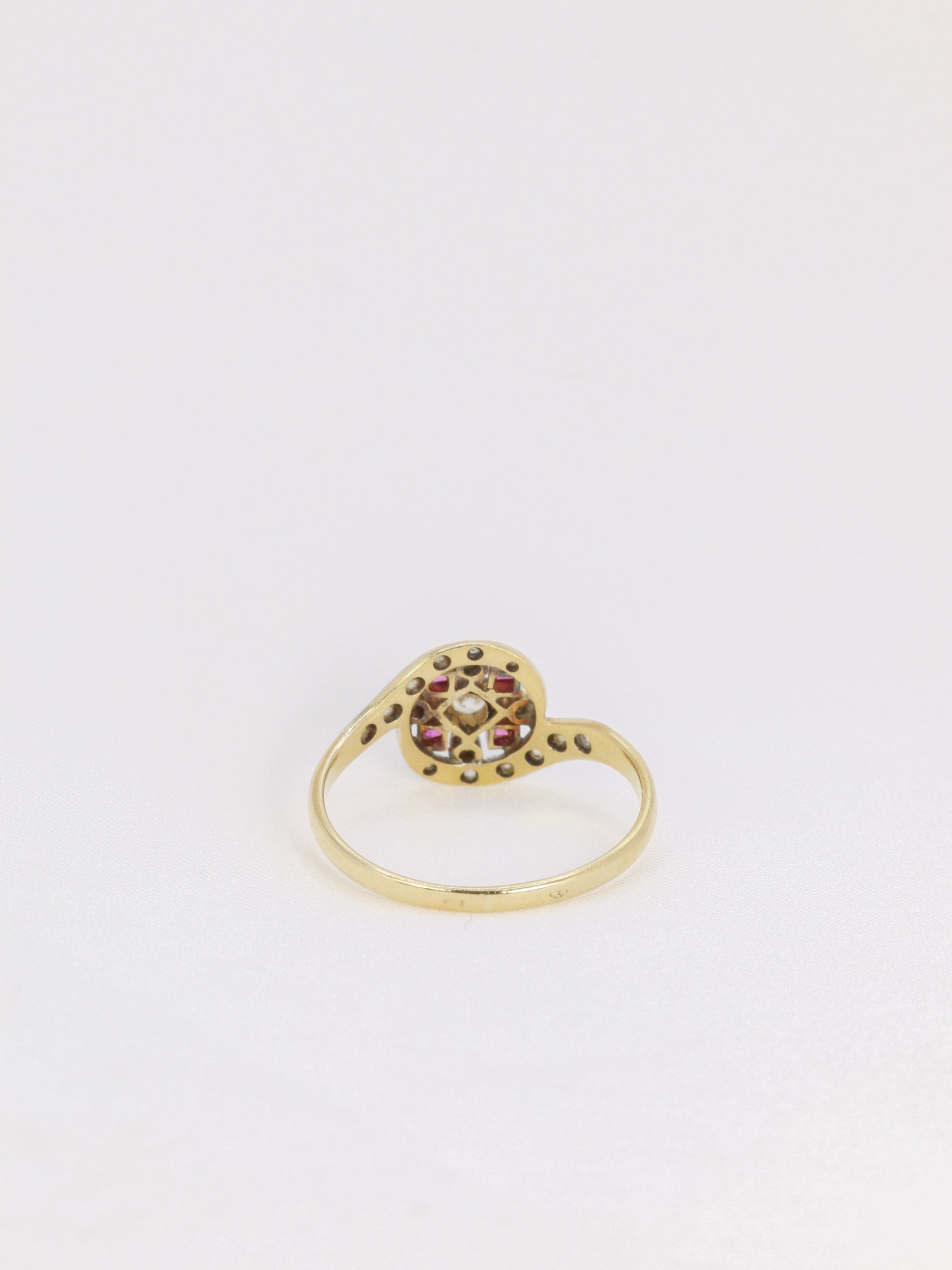 Bague tourbillon en or, diamants et rubis