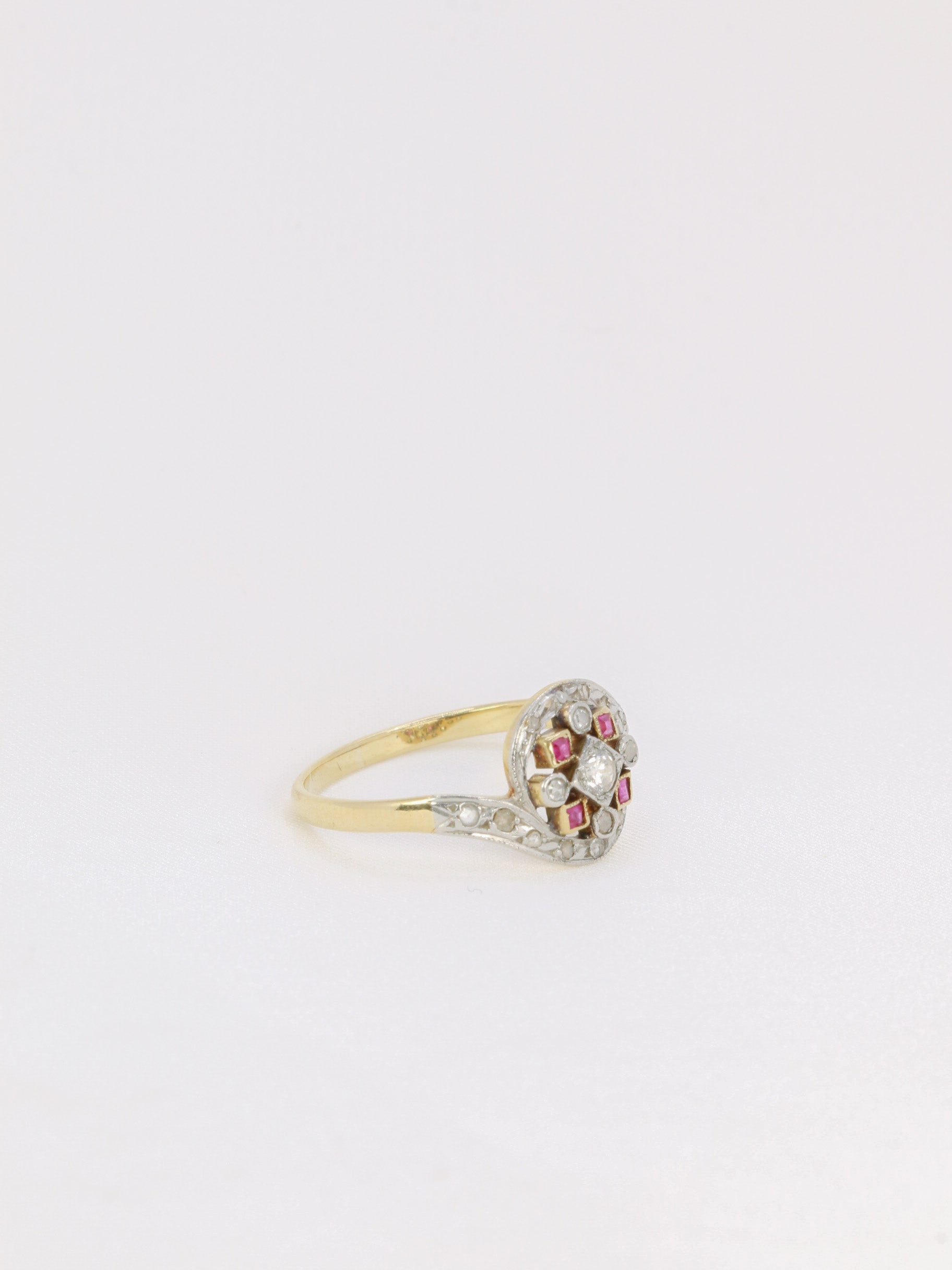 Bague tourbillon en or, diamants et rubis