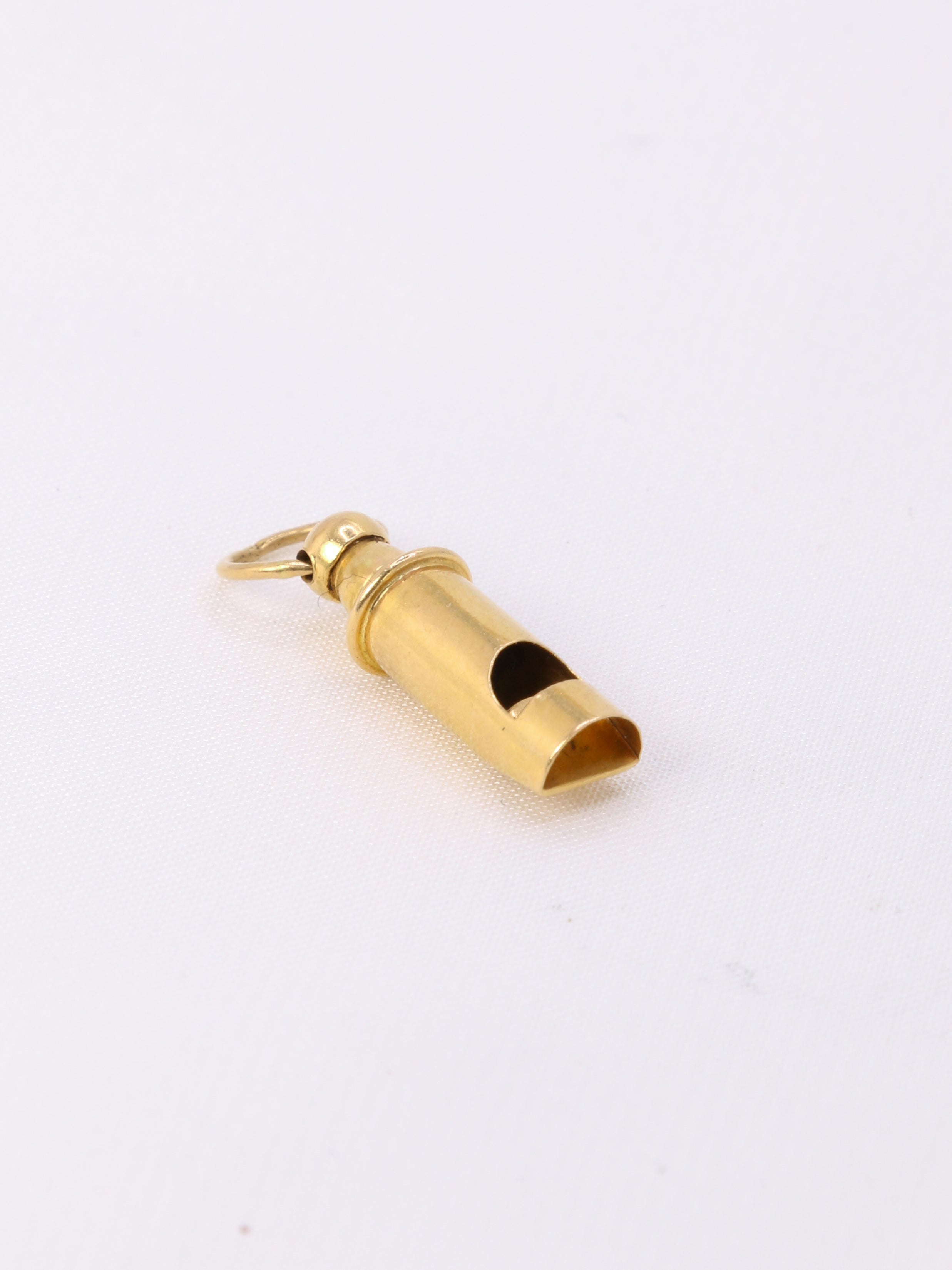 Charms vintage sifflet or jaune
Pendentif sifflet en or 18k (750°/°°). Le sifflet fonctionne ! Travail français des années 1970. Présence du poinçon tête d’aigle pour l’or 18 carats.
Longueur bélière incluse : 2,2 cm
Largeur : 0,4 cm
Poids net : 0,73 gramme
