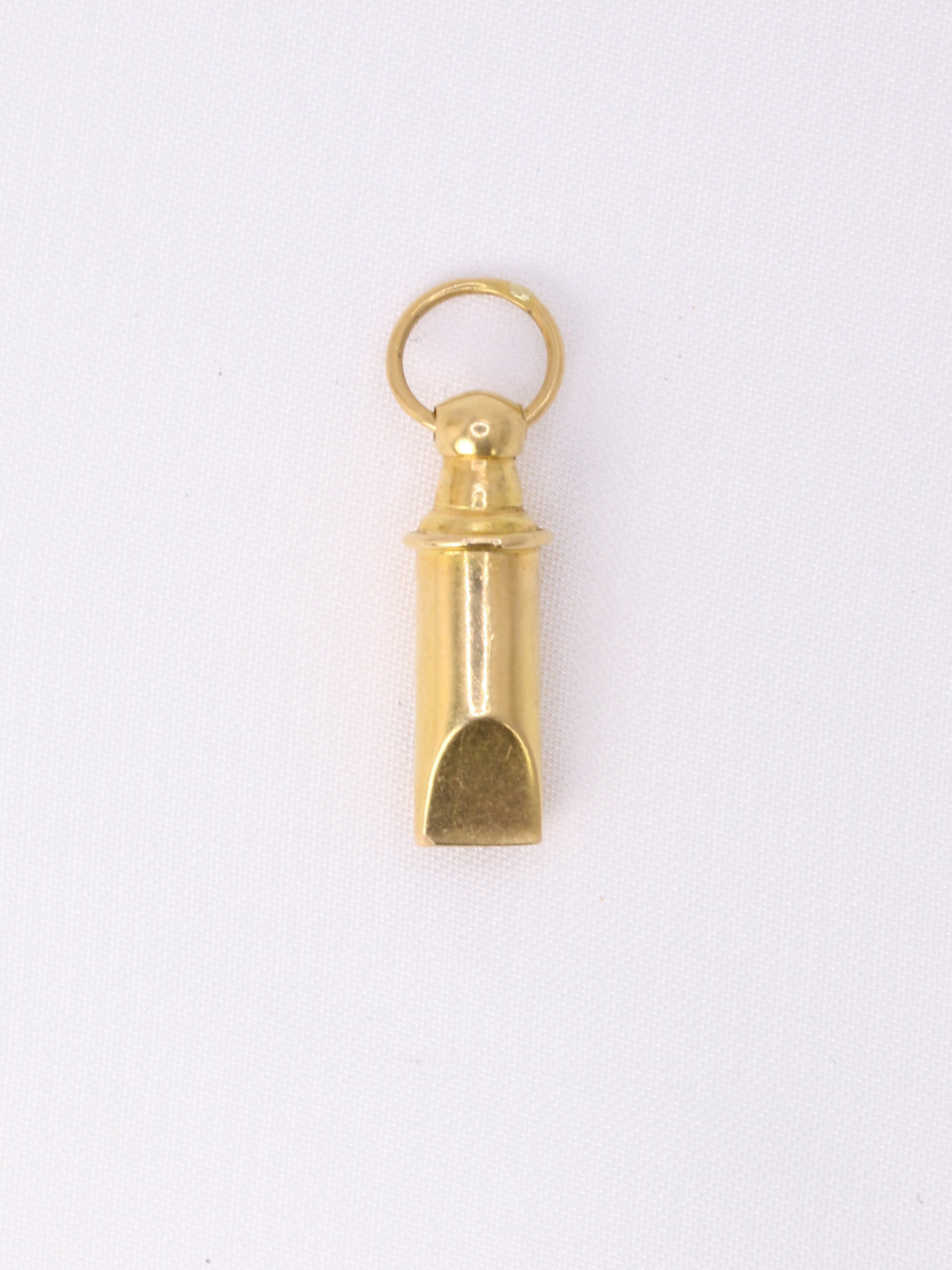 Charms vintage sifflet or jaune
Pendentif sifflet en or 18k (750°/°°). Le sifflet fonctionne ! Travail français des années 1970. Présence du poinçon tête d’aigle pour l’or 18 carats.
Longueur bélière incluse : 2,2 cm
Largeur : 0,4 cm
Poids net : 0,73 gramme